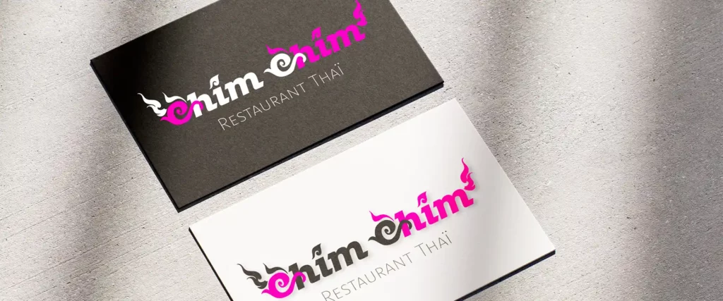 Mockup présentant deux variantes de cartes de visite pour le restaurant Chim Chim : une version sur fond noir profond et une version sur fond blanc épuré. Concept d'identité visuelle restaurant thaï par Bline Design.