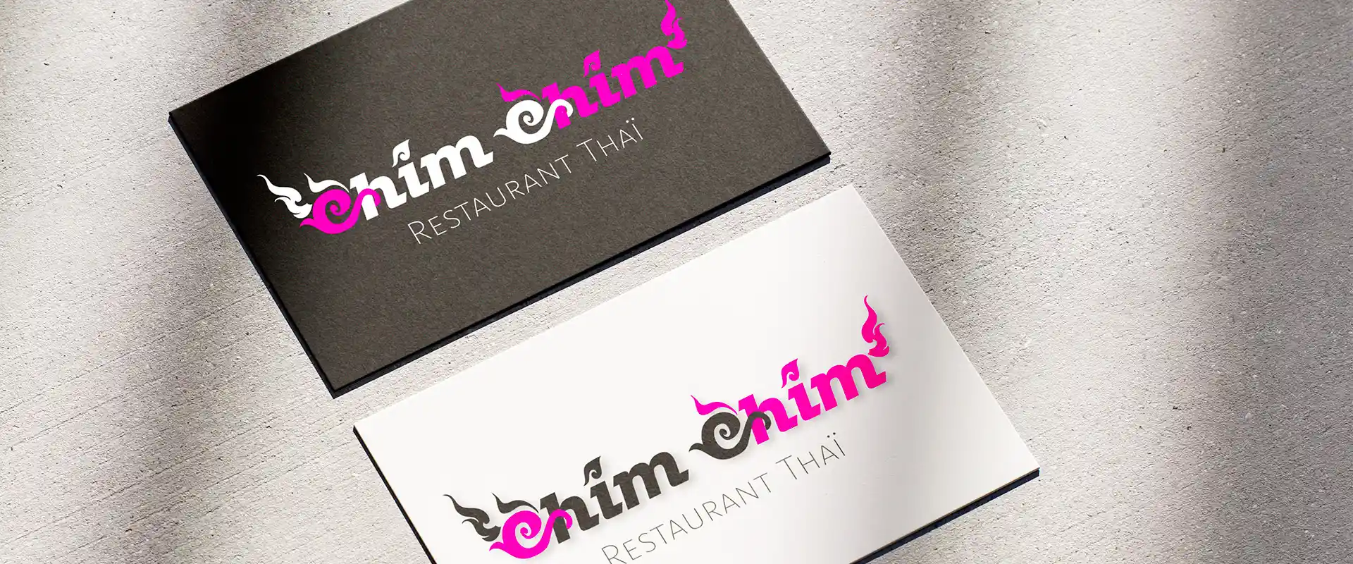 Mockup présentant deux variantes de cartes de visite pour le restaurant Chim Chim : une version sur fond noir profond et une version sur fond blanc épuré. Concept d'identité visuelle restaurant thaï par Bline Design.