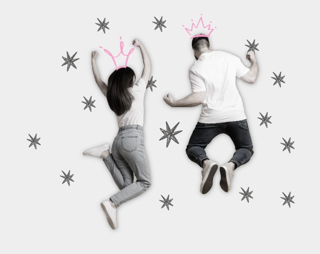 Un couple de dos sautant de joie avec des graffitis d'étoiles, symbolisant la réussite d'une stratégie mélangeant site internet ou réseaux sociaux.