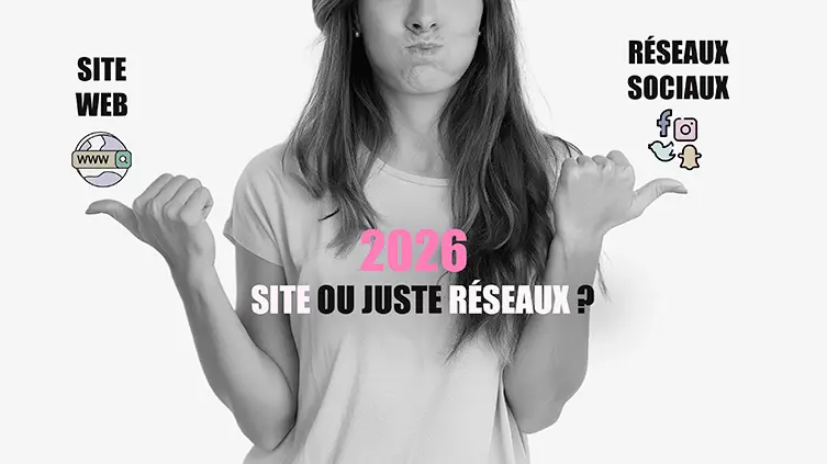 Femme de face pointant ses pouces vers l'extérieur pour symboliser le dilemme stratégique, illustrant des conseils en communication à Lille.