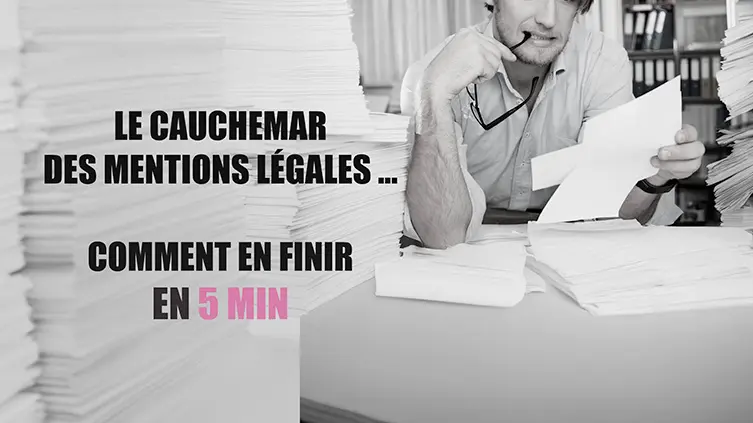 Homme assis à son bureau entouré de paperasse et mordant sa branche de lunettes, illustrant des conseils en communication à Lille pour simplifier les mentions légales.
