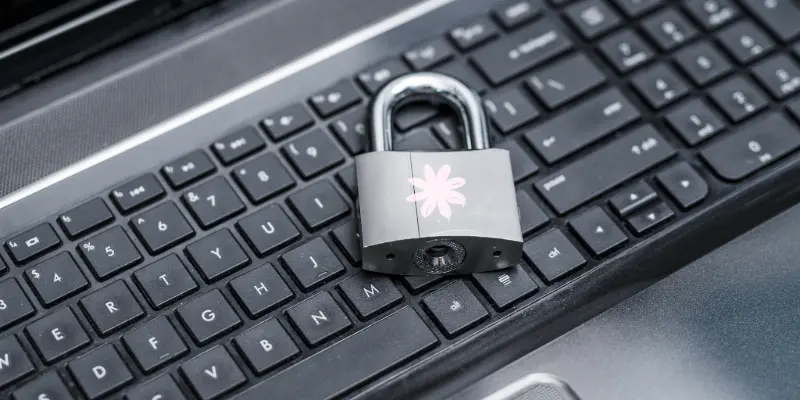 Cadenas sur un clavier pour la politique de confidentialité de bline design à Lille