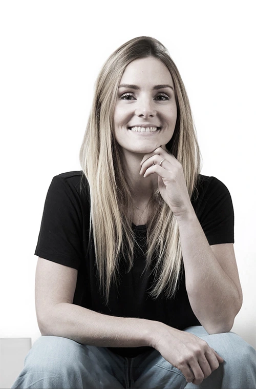 Portrait professionnel de la créatrice de Bline Design, experte en design graphique et digital à Lille, pour un accompagnement sur mesure.